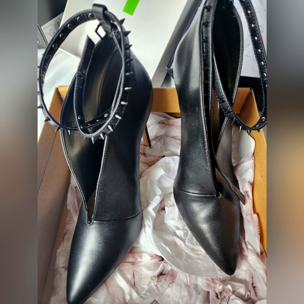 Jessica Simpson pumps